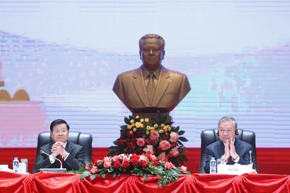 General Secretary of the Communist Party of Vietnam (CPV) Central Committee To Lam and General Secretary of the Lao People’s Revolutionary Party (LPRP) Central Committee and President of Laos Thongloun Sisoulith co-chair a conference in Vientiane on February 5 on outcomes of the CPV’s 14th National Congress, on the occasion of the former’s state visit to Laos. (Photo: VNA)