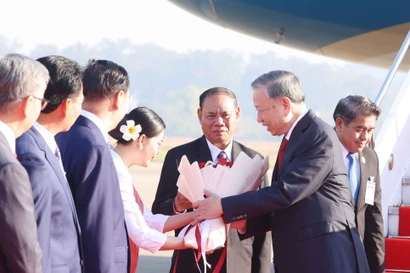 Party General Secretary To Lam is welcomed at the Wattay International Airport in Vientiane on February 5 morning. (Photo: VNA)