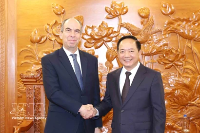Politburo member and Chairman of the Communist Party of Vietnam (CPV) Central Committee’s Commission for Information, Education and Mass Mobilisation Trinh Van Quyet (R) and Cuban Ambassador Rogelio Polanco Fuentes in Hanoi on March 19. (Photo: VNA)