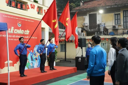 A flag salute ceremony at the headquarters of the Central Committee of the Ho Chi Minh Communist Youth Union (Photo: VNA)