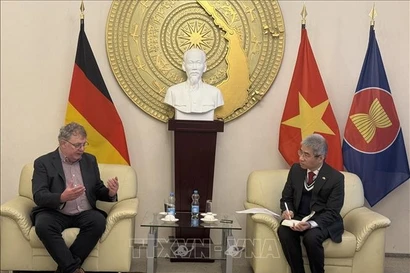 Vietnamese Ambassador to Germany Nguyen Dac Thanh (R) meets with Patrik Köbele, Chairman of the German Communist Party (DKP). (Photo: VNA)