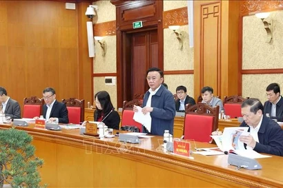 Tran Cam Tu (standing), Politburo member, Permanent Member of the Party Central Committee’s Secretariat and head of the sub-committee for the organisation of the 14th National Party Congress, addresses the working session on November 19. (Photo: VNA)