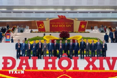 Ambassador Trinh Duc Hai (third from right) and other delegates attending the 14th National Party Congress (Photo: VNA)