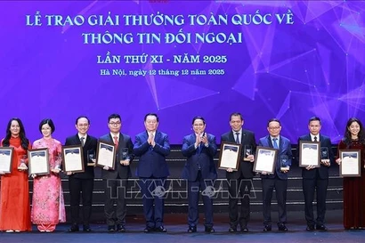 Prime Minister Pham Minh Chinh (fifth, right) presents the first prize to the authors and groups of authors. (Photo: VNA)