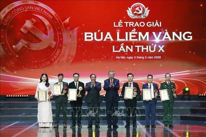 Party General Secretary To Lam and PM Pham Minh Chinh honour the first prize winners. (Photo: VNA)