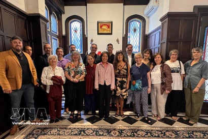 Vietnamese Ambassador to Argentina Ngo Minh Nguyet (centre, in pink), together with representatives of the Argentina–Vietnam Cultural Institute, the Communist Party of Argentina, and local press and media agencies at the embassy's early-spring gathering in Buenos Aires on March 19, 2026. (Photo: VNA)