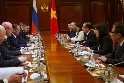 Special Envoy of General Secretary of the Communist Party of Vietnam (CPV) Central Committee To Lam, Politburo member, and Minister of Foreign Affairs Le Hoai Trung at his meeting with Dmitry Medvedev, Chairman of the United Russia Party, in Moscow on February 24. (Photo: published by VNA)