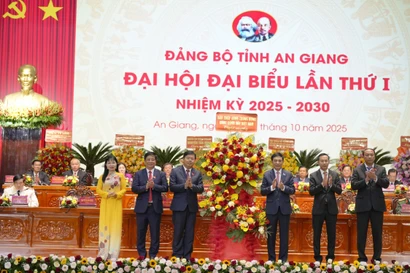 General Phan Van Giang, Politburo member, Deputy Secretary of the Central Military Commission, and Minister of National Defence, presents a flower basket on behalf of the Communist Party of Vietnam Central Committee to congratulate the congress. (Photo: VNA) 