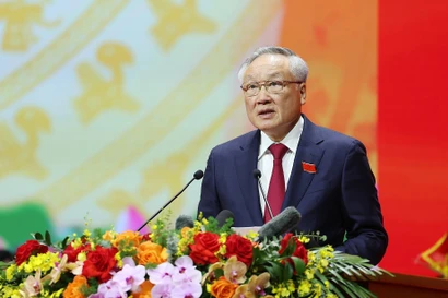 Politburo member, Permanent Vice Secretary of the Government’s Party Committee, and Standing Deputy Prime Minister Nguyen Hoa Binh presents the draft political report. (Photo: VNA)