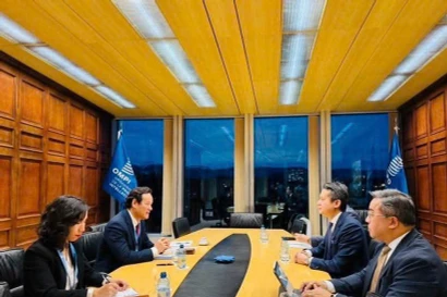 Ambassador Mai Phan Dung, Permanent Representative of Vietnam to the United Nations and other international organisations in Geneva holds a meeting with representatives from WIPO. (Photo: VNA broadcasts)