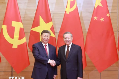 General Secretary of the Communist Party of Vietnam To Lam (R) and General Secretary of the Communist Party of China and President of China Xi Jinping (Photo: VNA)