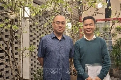 Assoc. Prof. Dr. Pham Quoc Nghi (right) poses for a photo with Assoc. Prof. Dr. Tran Hai Duc of the Hanoi University of Science. (Photo published by VNA)