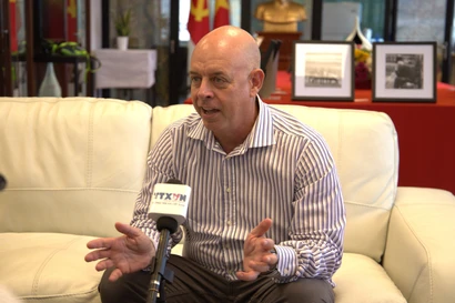 Chairman of the Israel-Vietnam Friendship Association and former Deputy Ambassador of Israel to Vietnam Eyal Buvilski speaks to Vietnam News Agency's correspondent in Tel Aviv. (Photo: VNA)