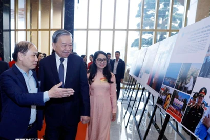 Party General Secretary To Lam visits a photo exhibition held by the Vietnam News Agency on the sidelines of the national conference on December 19. (Photo: VNA)