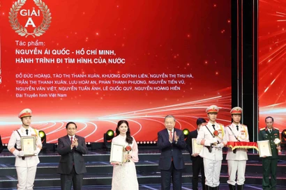 Party General Secretary To Lam and Prime Minister Pham Minh Chinh present Prize A at the Golden Sickle and Hammer Awards presentation ceremony in Hanoi on February 3, 2026. (Photo: VNA)