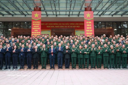 Party General Secretary To Lam (ninth, left, front row) and delegates at the meeting pose for a group photo. (Photo: VNA)