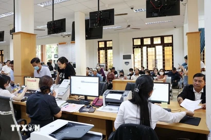The People's Committee of Buon Ma Thuot ward, Dak Lak province, pilots the operation of the commune-level public administration sevice centre to (Photo: VNA)