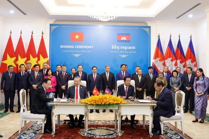 Party General Secretary To Lam and CPP President Hun Sen witness the signing of a cooperation agreement between the Party Committee of the Vietnamese Ministry of Foreign Affairs and the CPP Central Committee’s Commission for External Relations. (Photo: VNA)