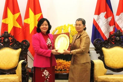 Bui Thi Minh Hoai (L), Politburo member, Secretary of the Communist Party of Vietnam (CPV) Central Committee and President of the Vietnam Fatherland Front (VFF) Central Committee, presents a souvenir to Men Sam An, Vice President of the Cambodian People's Party (CPP) and President of the National Council of the Solidarity Front for the Development of Cambodia Motherland (SFDCM), in Phnom Penh on February 6. (Photo: VNA)