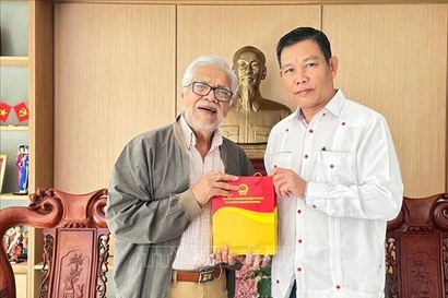 Vietnamese Ambassador to Venezuela Vu Trung My (R) presents a gift to former Venezuelan Ambassador to Vietnam Jorge Rondón Uzcátegui (Photo: the Vietnamese Embassy in Venezuela)