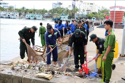 Youth Union members collect waste along the coastline in the Phu Quoc special zone. (Photo: VNA)