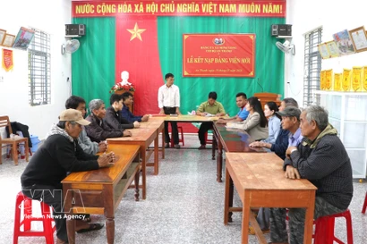 A Party cell meeting in An Thanh village of Minh Long commune, Quang Ngai province (Photo: VNA)