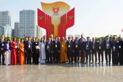 Overseas Vietnamese attending the 11th National Patriotic Emulation Congress pose for a group photo. (Photo: VNA)