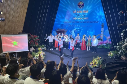 Overseas young people participate in the "Vietnam Summer Camp 2025". (Photo: VNA)