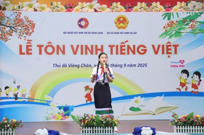 A student from Nguyen Du Lao-Vietnamese bilingual school participates in a story-telling competition in Vietnamese with the theme "Vinh Moc Tunnel - Quang Tri, where life is immortal" (Photo: VNA)