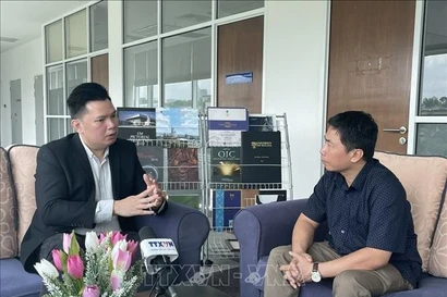 Collins Chong Yew Keat (left), an analyst on foreign, security, and strategic affairs at University of Malaya, in an interview granted to the Vietnam News Agency (Photo: VNA)