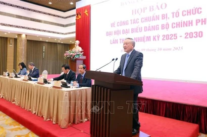 Politburo member, Permanent Deputy Secretary of the Government Party Committee, and Permanent Deputy Prime Minister Nguyen Hoa Binh speaks at the press conference on October 9. (Photo: VNA)