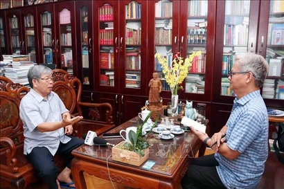 Assoc. Prof. Ha Minh Hong, Vice President of the Ho Chi Minh City Association of Historical Sciences (L) (Photo: VNA)