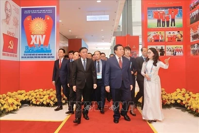 Officials visit the photo exhibition “Under the Party’s Leadership – The nation enters a new era” at the National Convention Centre in Hanoi on January 14. (Photo: VNA)