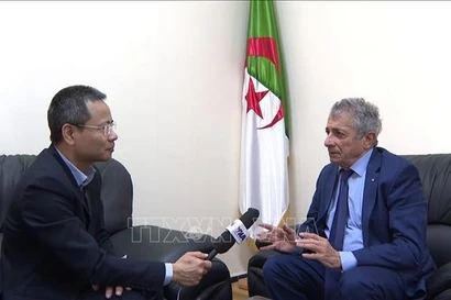 Mourad Lamoudi (R), a member in charge of external relations of the Central Committee of the National Liberation Front (FLN), grants an interview to the Vietnam News Agency (VNA)’s correspondent in Algiers. (Photo: VNA)