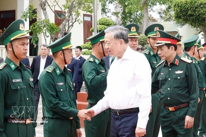 Party General Secretary To Lam, who is also Secretary of the Central Military Commission, visits officers and soldiers of the Ea H’Leo Border Guard Station on February 11 (Photo: VNA)