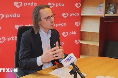 Benjamin Pestieau, Deputy General Secretary of the Workers’ Party of Belgium (PTB), speaks to Vietnam News Agency correspondents in Brussels. (Photo: VNA)