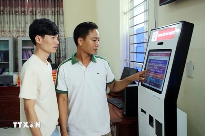 People of Yen Mo commune take a number for handling administrative procedures (Photo: VNA)