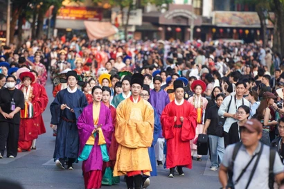 Ancient Vietnamese costumes have been making their way back into modern life and performing arts thanks to the efforts made by groups of young people. (Photo: VNA) 