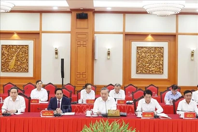 Party General Secretary To Lam (front, centre), who is also Secretary of the Central Military Commission, addresses the working session with the Standing Board of the Central Military Commission on August 25. (Photo: VNA)