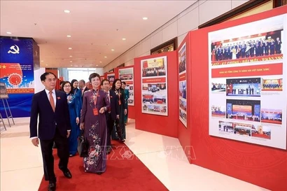 Deputy Prime Minister Bui Thanh Son and delegates visit the photo exhibition within the first Congress of the Government's Party Organisation on October 12. (Photo: VNA)