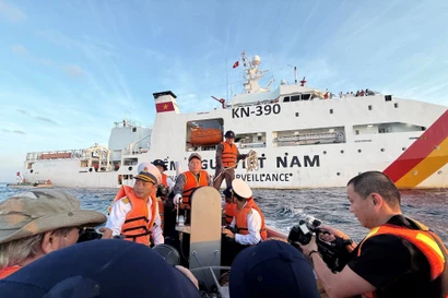 Over 60 overseas Vietnamese visit the DK-1/8 offshore platform in the southern continental shelf of Vietnam in the East Sea. (Photo: VietnamPlus)