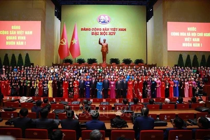 Party and State leaders pose for a group photo with female delegates attending the 14th National Party Congress. (Photo: VNA)