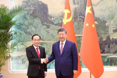 Le Hoai Trung (L), Politburo member, Minister of Foreign Affairs and Special Envoy of General Secretary of the Communist Party of Vietnam (CPV) Central Committee To Lam pays a courtesy call on General Secretary of the Communist Party of China Central Committee and President of China Xi Jinping in Beijing on February 4 (Source: MoFA)