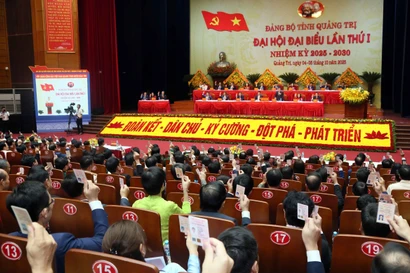 Delegates approve the congress' resolution (Photo: VNA)