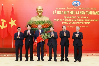 Party General Secretary To Lam (third, left) is awarded the 45-year Party membership badge. (Photo: VNA)