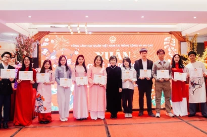 Le Duc Hanh (sixth from right), Consul General of Vietnam in Hong Kong, presents certificates of merit to Vietnamese students in Hong Kong. (Photo: VNA)
