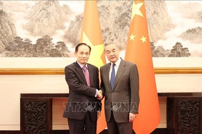 Le Hoai Trung (left), Politburo member, Minister of Foreign Affairs and Special Envoy of General Secretary of the Communist Party of Vietnam Central Committee To Lam, and Wang Yi, Politburo member, Director of the Office of the Commission for Foreign Affairs of the Communist Party of China Central Committee and Minister of Foreign Affairs of China, at the meeting in Beijing on February 3, 2026 (Photo: VNA)