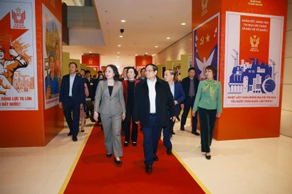 Prime Minister Pham Minh Chinh inspects the photo exhibition on the patriotic emulation movement throughout different periods, organised by the Vietnam News Agency. (Photo: VNA)