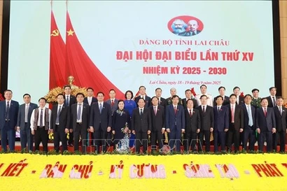 General Trinh Van Quyet, Secretary of the Party Central Committee and Director of the General Department of Politics of the Vietnam People’s Army, poses for a group photo with leaders of Lai Chau province. (Photo: VNA)