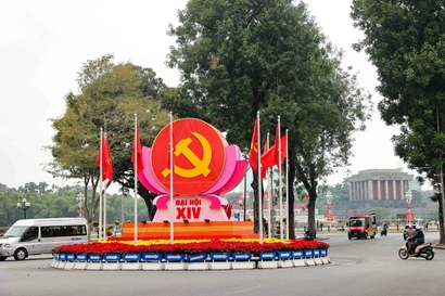 The emblem, Party flag and national flag are prominently displayed at the Dien Bien Phu – Doc Lap – Chu Van An intersection in Hanoi to welcome the 14th National Congress of the Communist Party of Vietnam. (Photo: VNA)